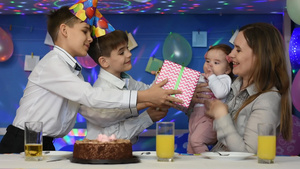 两个男孩祝贺孩子的生日并赠送礼物15秒视频