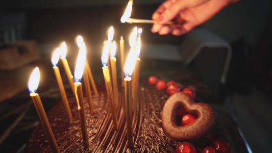 在生日蛋糕上点燃蜡烛视频