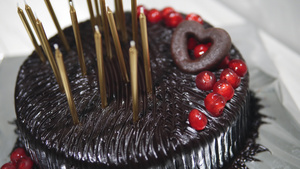 巧克力生日蛋糕和蜡烛18秒视频
