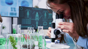 女性生物学家观察显微镜6秒视频
