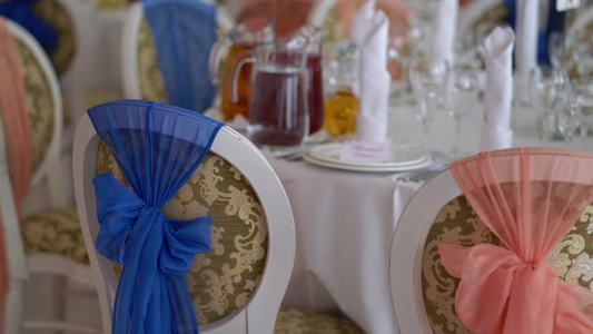 杯子盘子餐具和餐巾纸为派对装饰了花桌婚礼招待会生日视频