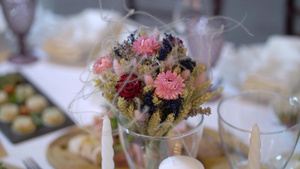 杯子盘子餐具和餐巾纸为派对装饰了花桌婚礼招待会生日8秒视频