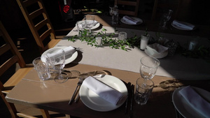 杯子盘子餐具和餐巾纸为派对装饰了花桌婚礼招待会生日11秒视频