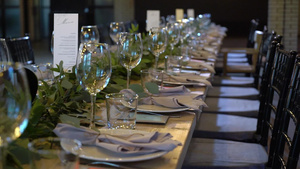 杯子盘子餐具和餐巾纸为派对装饰了花桌婚礼招待会生日11秒视频