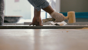 工人们在地板上铺瓷砖10秒视频