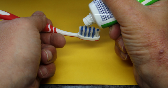 牙膏用在牙刷上视频