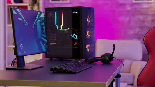 游戏室里有强大的个人电脑里面装满了荧光色视频
