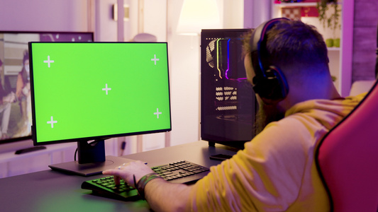 在一个有绿色屏幕显示功能的强大的Pc上玩电子游戏视频