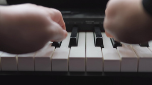 电子钢琴手指按钢琴键音乐课14秒视频