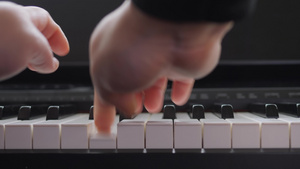 电子钢琴手指按钢琴键音乐课31秒视频