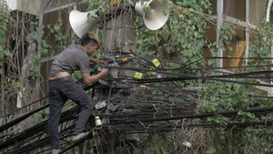 工作hanoivietnam的青年电工37秒视频