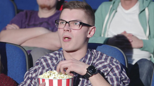 男人在电影院中表现出嘘的手势9秒视频