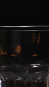 啤酒泡沫从杯口溢出视频