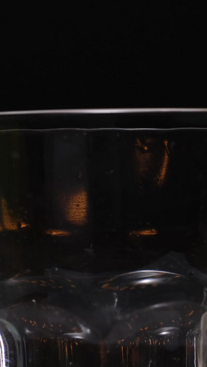 啤酒泡沫从杯口溢出47秒视频
