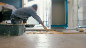 将阴铁主义瓷砖放在地板上的工人电影26秒视频
