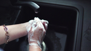 预防用肥皂温水洗手经常擦指甲和手指或使用洗手液28秒视频