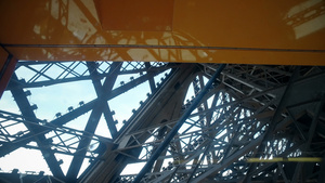 电梯里面的巴黎埃菲尔铁塔第一视角14秒视频