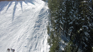 滑雪升起滑雪的滑雪艇第一视角向斜坡和滑雪者登船者看17秒视频