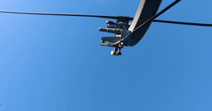 关于滑雪的椅子吊机装置和对蓝天的铁丝网的细节11秒视频