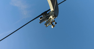 滑雪起滑轮系统向蓝色天空移动请从下面看9秒视频