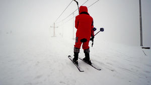 乘滑雪电梯爬上山顶的高山滑雪者19秒视频