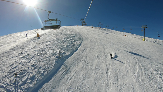 滑雪者单板滑雪者视角乘坐索道滑雪缆车视频