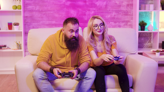 与男朋友在网上玩电子游戏的女游戏手视频