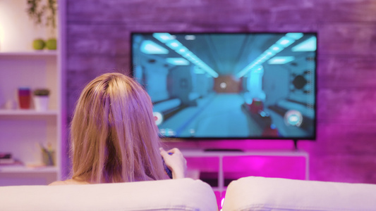 男朋友和女友一起玩电子游戏然后加入他的女朋友去玩游戏视频