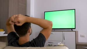 男人看一个大型绿色模拟屏幕电视18秒视频