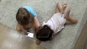 儿童在家打电话玩游戏16秒视频