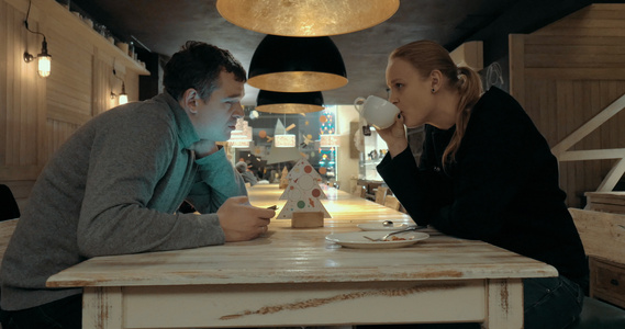 男人和女人在咖啡馆聊天视频