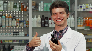 快乐的药剂师在药店工作时举起大拇指6秒视频