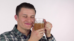 快乐的年轻人笑着闭着眼睛拥抱着一杯美味的啤酒8秒视频