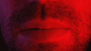 以诱人的面部表情露出舌头舔嘴唇的人的口吻6秒视频