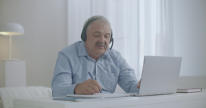 老人在家工作使用笔记本电脑15秒视频