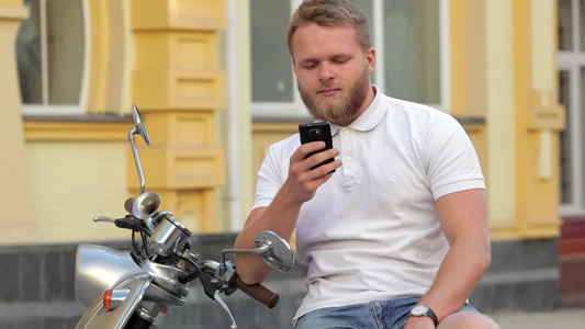 穿着摩托车坐着长胡子的男人视频