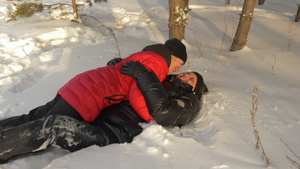 男人和女人在冬季森林里玩得开心22秒视频