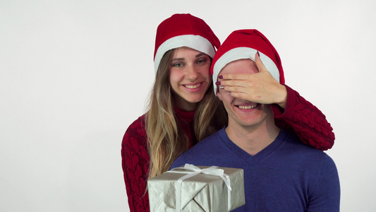 美丽的女人给圣诞节惊喜他的英俊男朋友帅气的圣诞视频