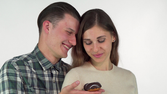 年轻男人微笑向漂亮女友提供巧克力甜甜甜甜圈视频
