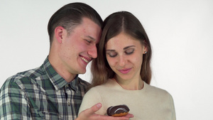 年轻男人微笑向漂亮女友提供巧克力甜甜甜甜圈10秒视频