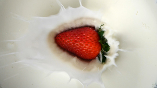慢动作草莓牛奶特效视频