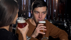 英俊男人在酒吧和女朋友喝酒喝啤酒享受着啤酒13秒视频