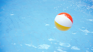 4k充气水球漂浮荡漾游泳池水面20秒视频