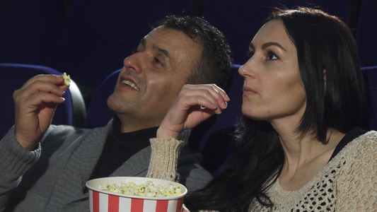 在电影院一起看电影的一对成熟夫妇的近亲视频