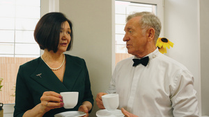 优雅的老人和女人在一起喝茶说话14秒视频
