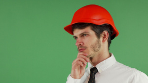 英俊的男性建筑师身穿强硬的帽子满脑子思绪地向远看12秒视频