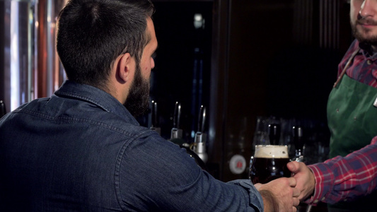 在酒吧喝着美味的手工艺啤酒的男人无法辨认视频