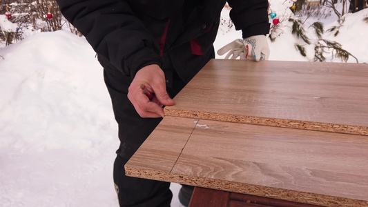 男性工人在木板上用铅笔标出一条线视频