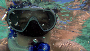 年轻人制作水下自拍20秒视频
