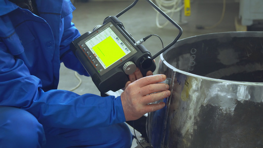 工厂工人对管道焊接的超声波检查视频